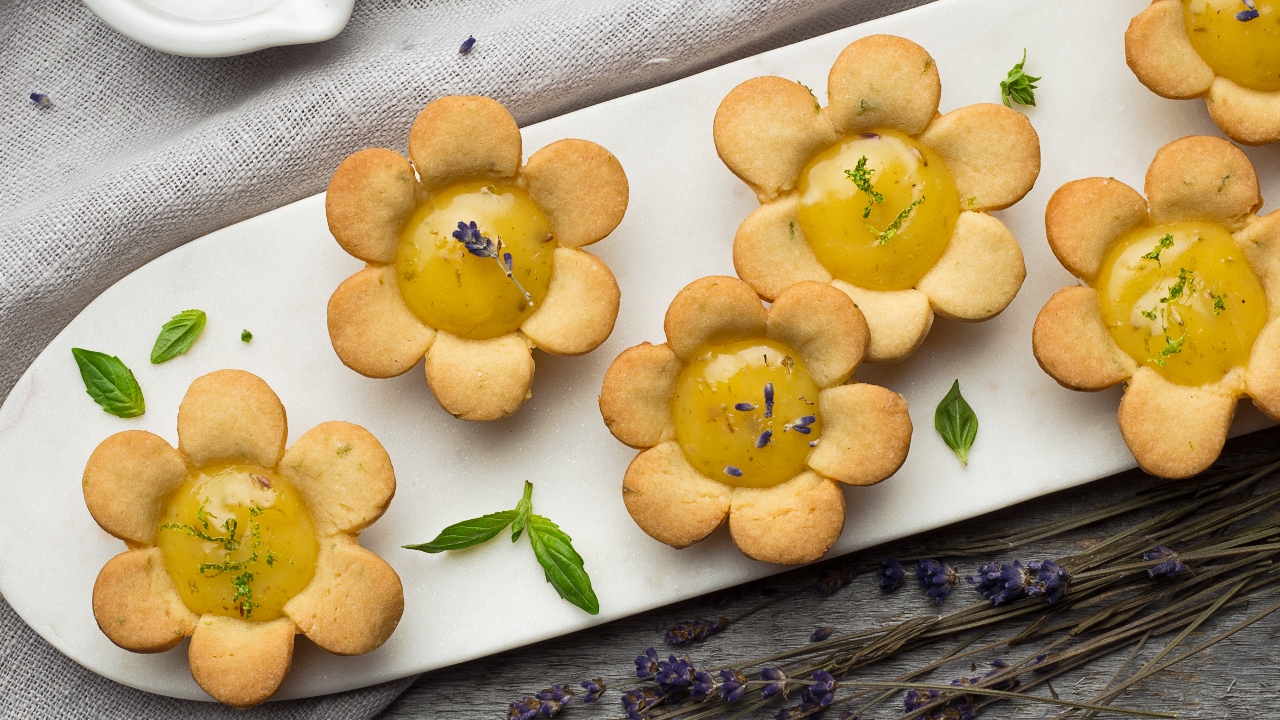 Tartelettes en fleur au citron et à la lime