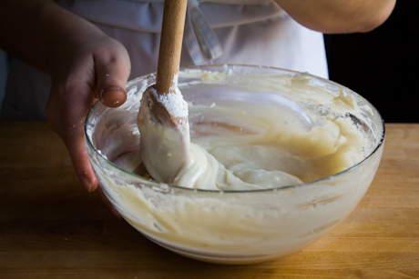  Un bol avec fromage à la crème et sucre à glacer bien mélangé