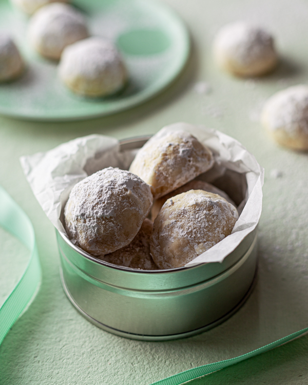 biscuits boules de neige dans un contenant avec papier parchment