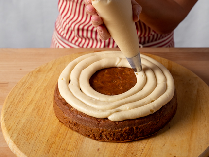 Cercles de glaçage pressés sur l’étage d’un gâteau