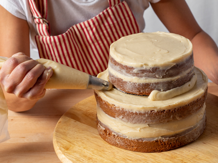 Presser du glaçage entre les étages d’un gâteau