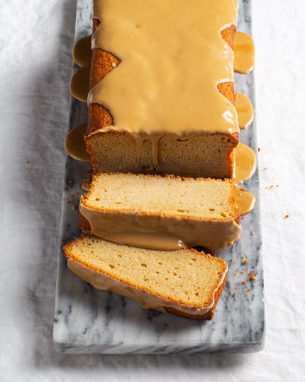  Tranches de gâteau à la bière couvert de glaçage sur une plaque de marbre