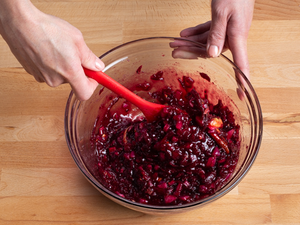 Mélange de la confiture de betterave et d’oignon rouge épicée dans un bol