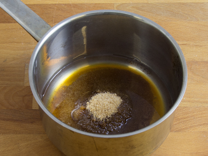 Casserole avec de l'eau et la Cassonade de style Demerara partiellement dissoute