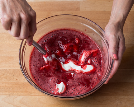 Yogourt se faisant incorporer aux petits fruits avec une spatule en silicone