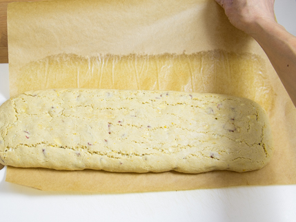 Un rouleau de biscotti doré sur une plaque à pâtisserie