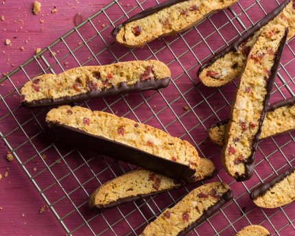 Biscotti trempés dans du chocolat, étalés sur une grille de refroidissement