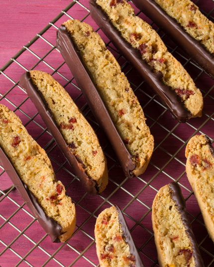 Biscotti trempés dans du chocolat, déposés sur une grille de refroidissement