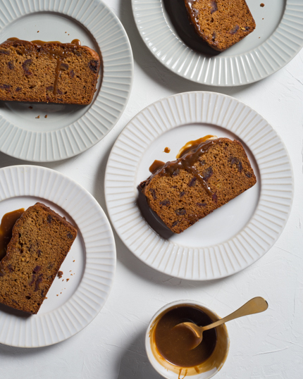 Tranches de pain dessert disposées sur des assiettes, nappées de glaçage cassonade et café