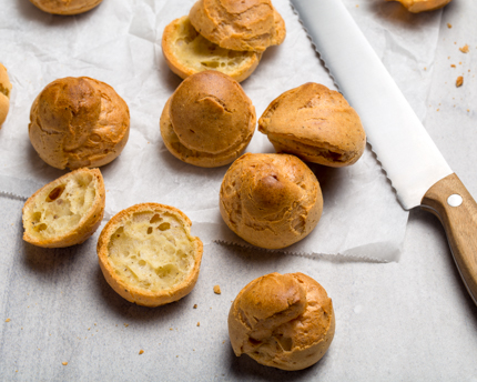 Choux tranchés et couteau dentelé sur un comptoir de cuisine