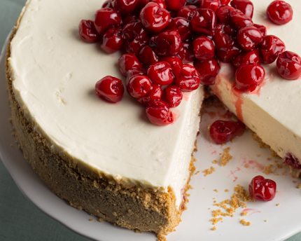 Un gâteau au fromage entier, une tranche en moins