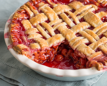 Tarte aux cerises avec une croûte treillis