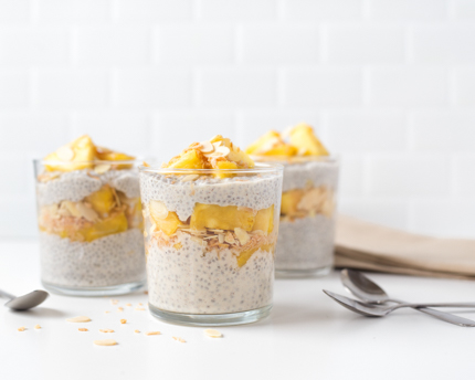 Parfait à la noix coco, ananas et graines de chia