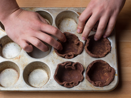 Pâte à croûte se faisant enfoncer dans les cavités d’un moule à muffins