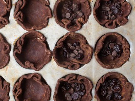 Croûtes à tartelettes non cuites remplies de canneberges séchées et de pépites de chocolat