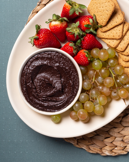 Biscuits Graham, fruits et un bol de houmous au chocolat>