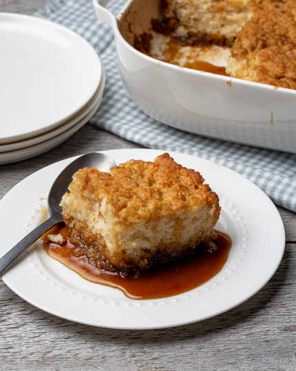 Une portion de pouding chômeur dans une assiette avec une cuillère