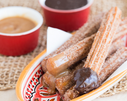 Churros avec une sauce cajeta et ganache au chocolat