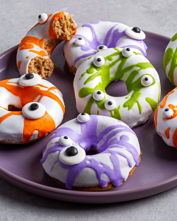 Une assiette de beignes d'halloween colorés à la cannelle