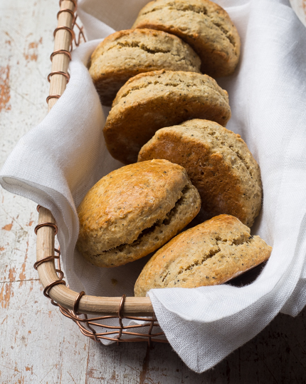 Panier de scones tranchés et prêts à servir