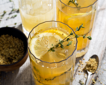 Vue plongeante d’un verre de limonade garni de thym