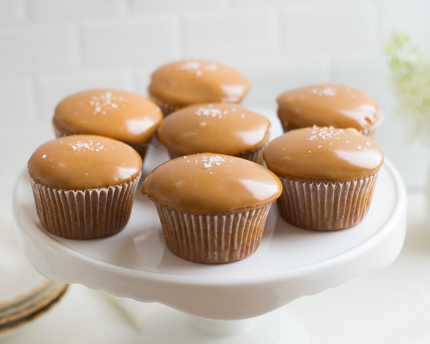 Cupcakes au café, caramel et fleur de sel