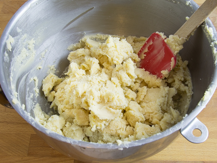 Pâte crue dans un bol à mélanger avec une spatule en silicone