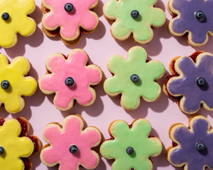 Rangées de biscuits glacés colorés en forme de fleurs