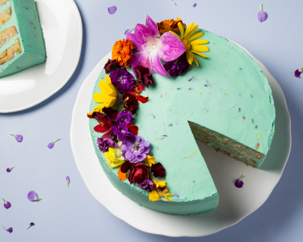 Gâteau décoré de fleurs comestibles