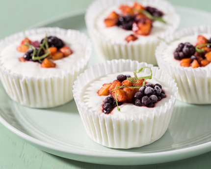 Coupelles de yogourt glacé aux nectarines et aux mûres 