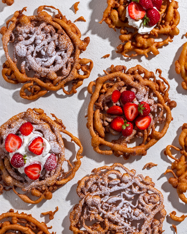 Funnel cakes garnis de fraises et de sucre à glacer