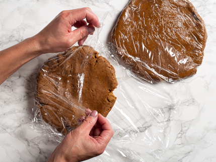 Envelopper la pâte divisée avec une pellicule plastique