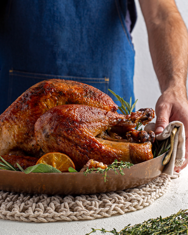 Dinde rôtie servie sur une casserole