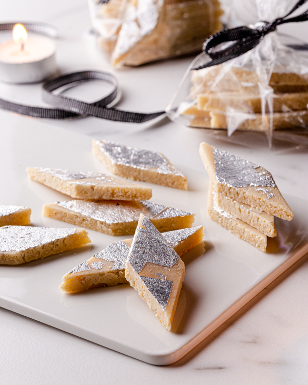 Kaju katli décoré avec des feuilles d'argent