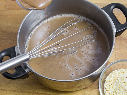 Chocolat fondu se faisant verser dans une casserole pour faire du kulfi