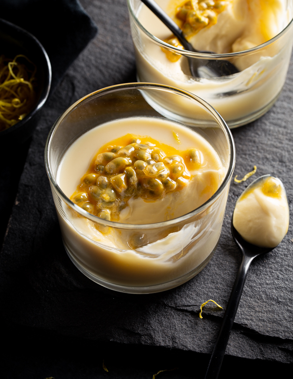 Trois portions de posset citron et camomille sur des assiettes en verre