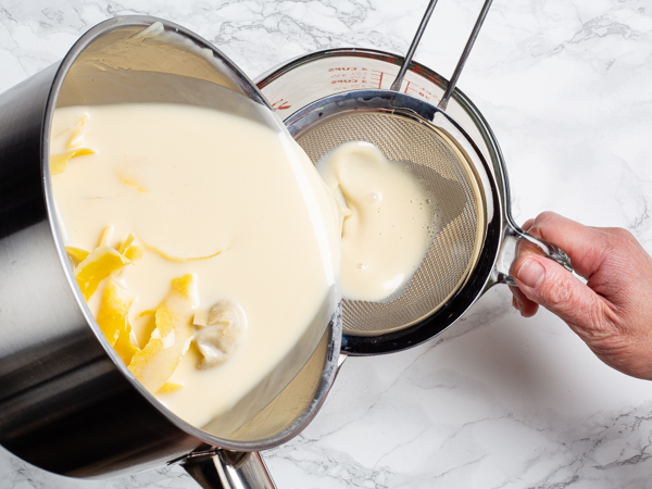 Filtrer les solides de la crème de citron à l’aide d’un tamis