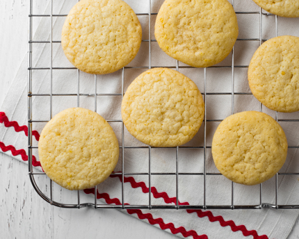 Biscuits au sucre citronnés sur une grille de refroidissement