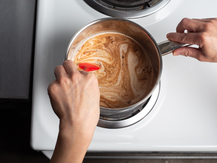 Brasser le lait de coco, le sucre et les épices dans une casserole sur la cuisinière