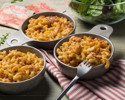 Trois bols de mac and cheese avec une salade et du Cassonade et Sucre d'Érable Redpath®