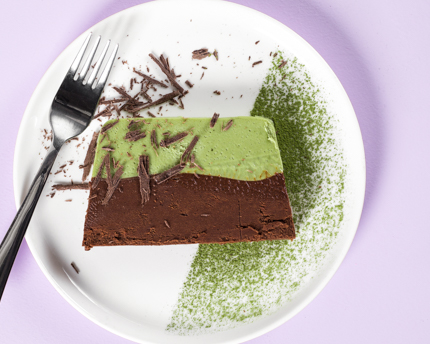 Une assiette de terrine au chocolat et au matcha