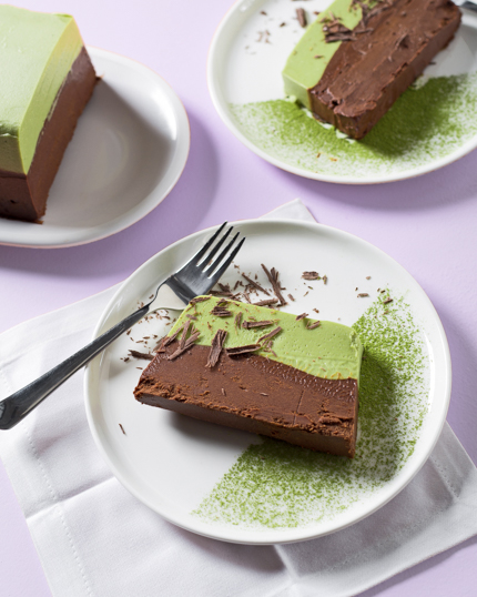 Des assiettes de terrine au matcha et chocolat noir