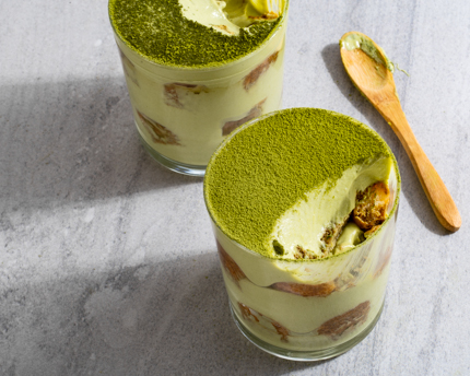 Deux verrines de tiramisu saupoudré de poudre de thé matcha