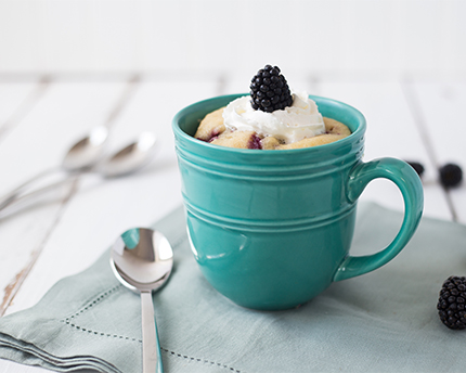 Gâteau dans une tasse à la mûre