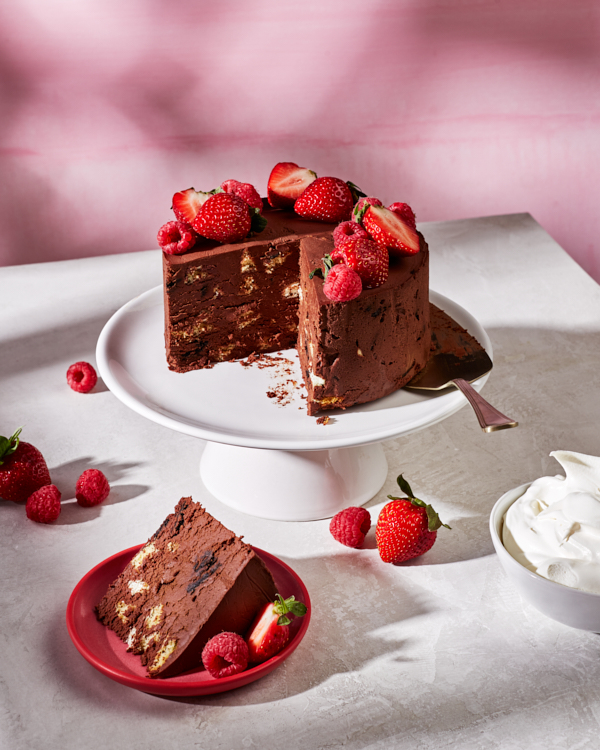 Vue d’oiseau du gâteau sans cuisson au chocolat mexicain garni de fraises et de framboises