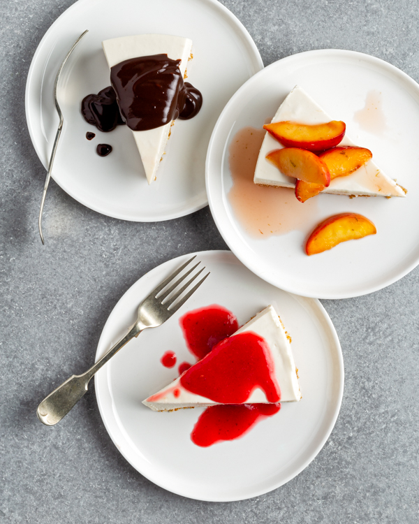 Trois morceaux de gâteau au fromage à la vanille sans cuisson, dont une avec pêches macérées, une avec ganache au chocolat, et une avec coulis de framboises.