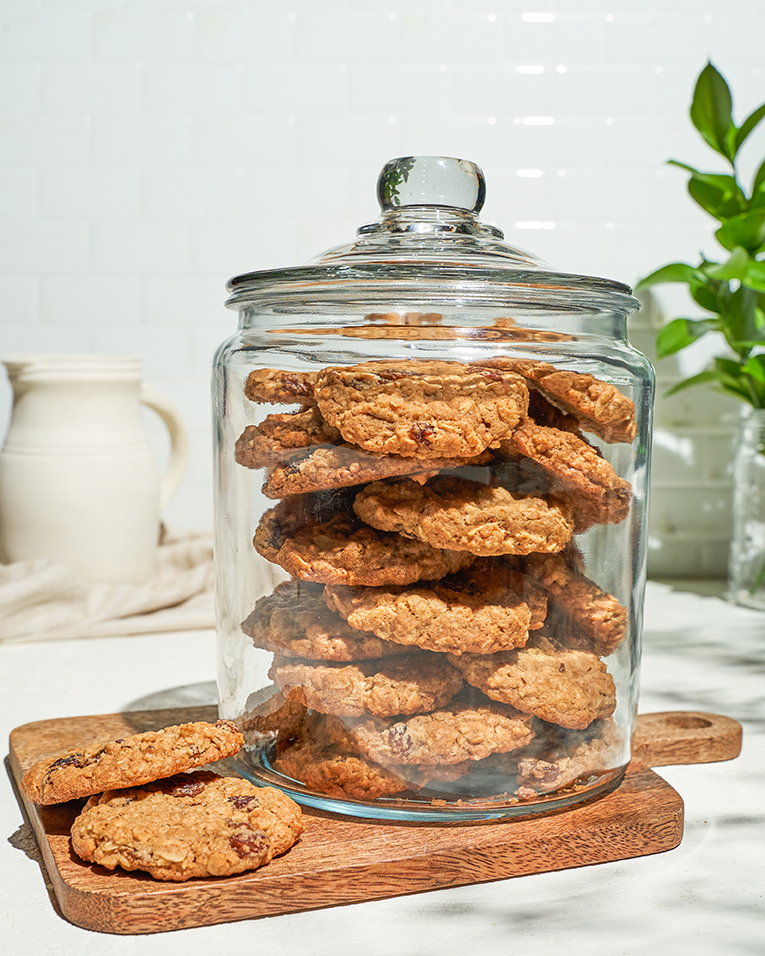 Un pot en verre rempli de biscuits moelleux avoine et raisins