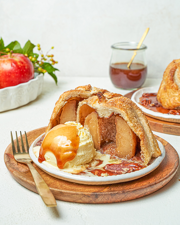 Sirop de pomme versé sur de la crème glacée et un baluchon aux pommes cuit