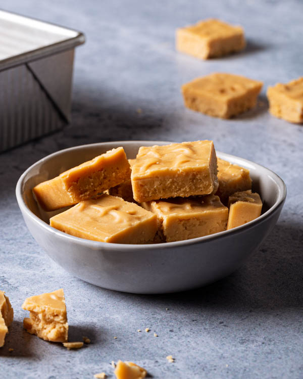 Sucre à la crème servi sur un bol