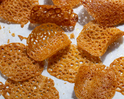 Tuiles dentelles parfumées à l’orange sur un comptoir marbré